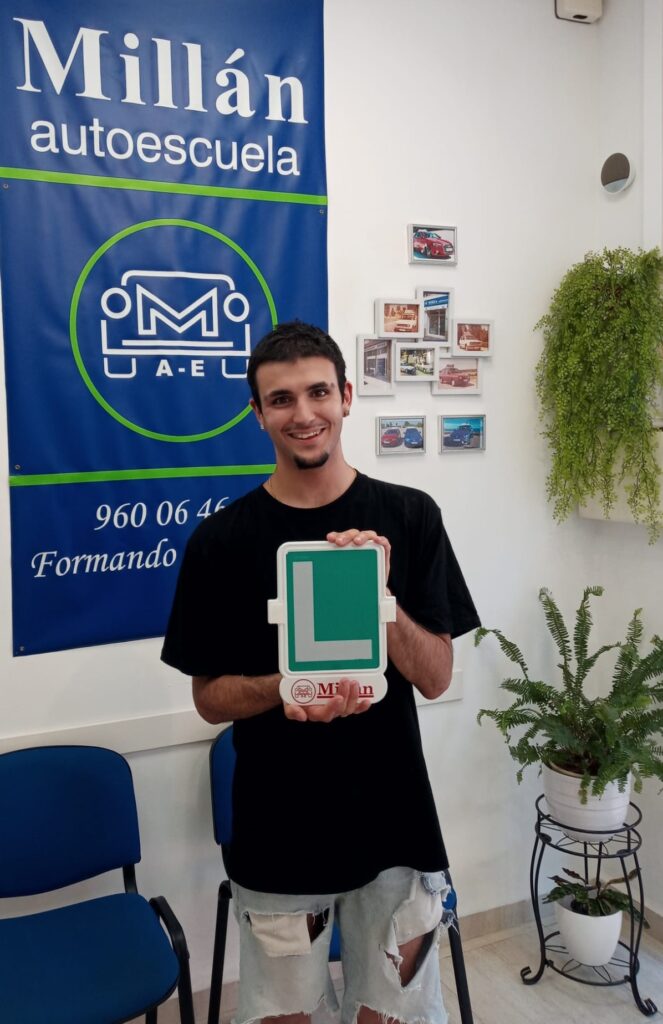 ¡¡ MUCHA SUERTEEE Y ENHORABUENA JAVI Y DANA EN VUESTRA NUEVA ETAPA DE CONDUCTORES!! 👏👏💪🏻💪🏻 💖FELICIDADES TAMBIÉN A ANDRÉS QUE YA HA CONSEGUIDO TODOS LOS CARNETS DE CONDUCIR !! 🏍🚌🚛🍀